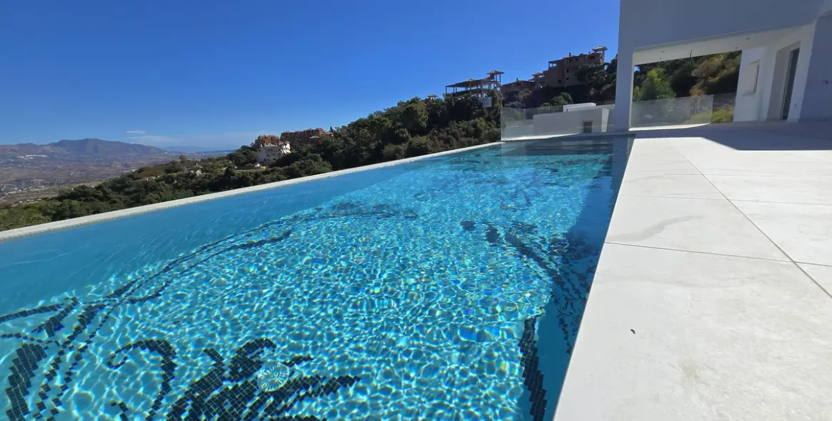 Продажа  отдельно стоящей виллы в La Mairena 12