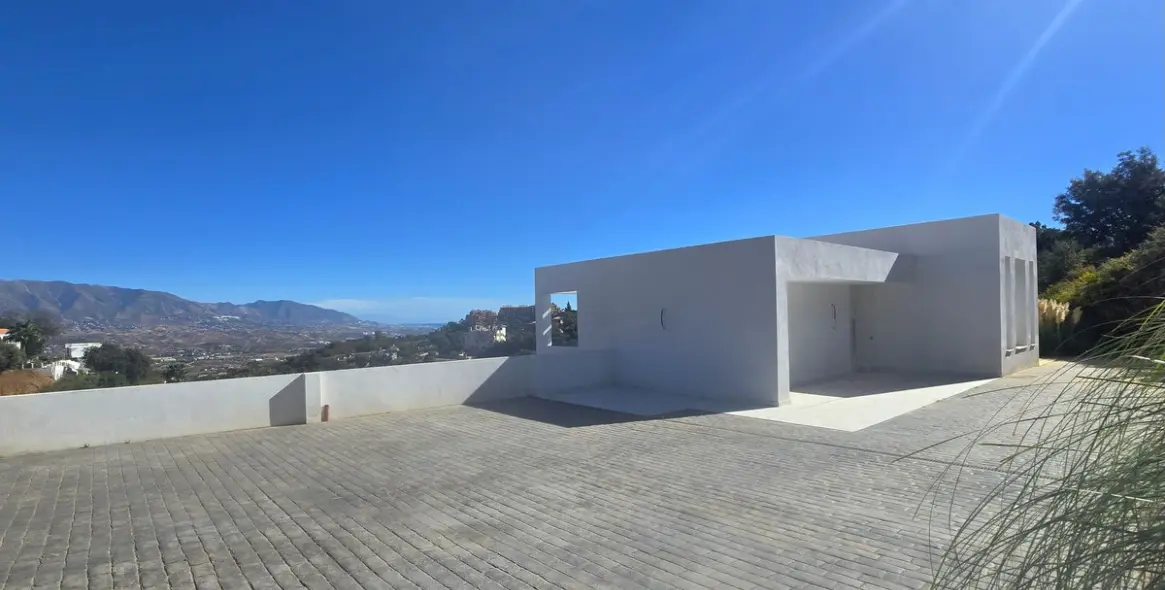 Продажа  отдельно стоящей виллы в La Mairena 16