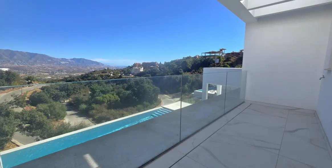 Продажа  отдельно стоящей виллы в La Mairena 20