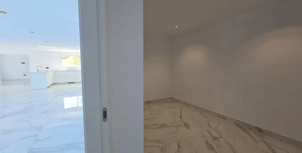 Продажа  отдельно стоящей виллы в La Mairena 33