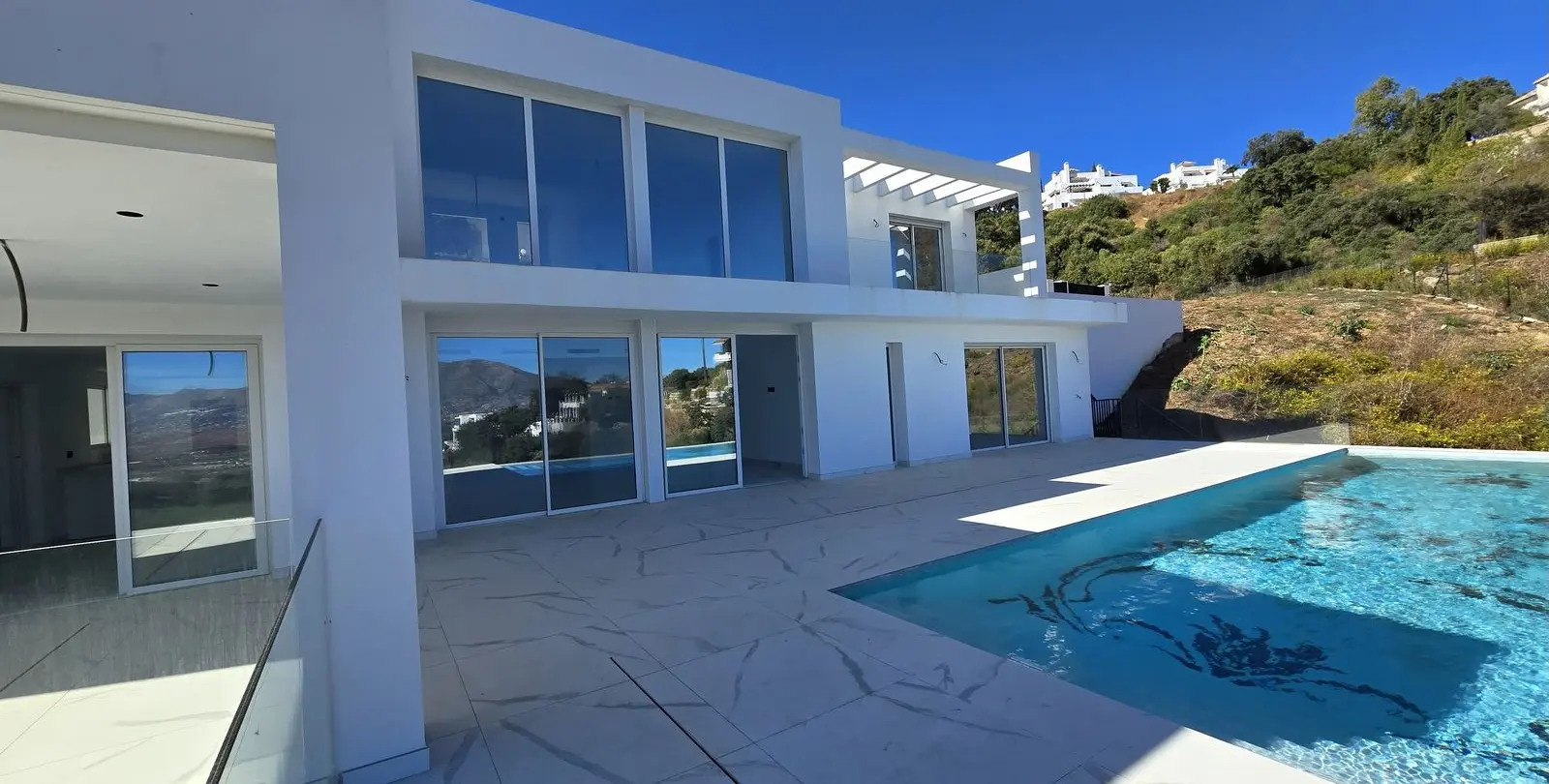 Sale of detached villa in La Mairena 1