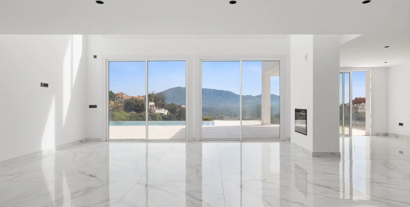 Sale of detached villa in La Mairena 3