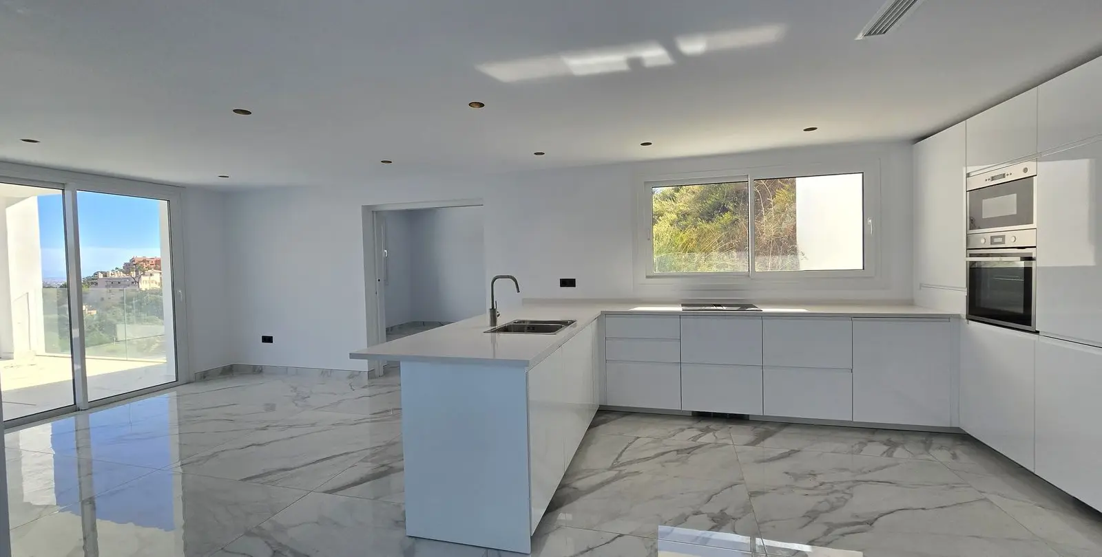 Sale of detached villa in La Mairena 4