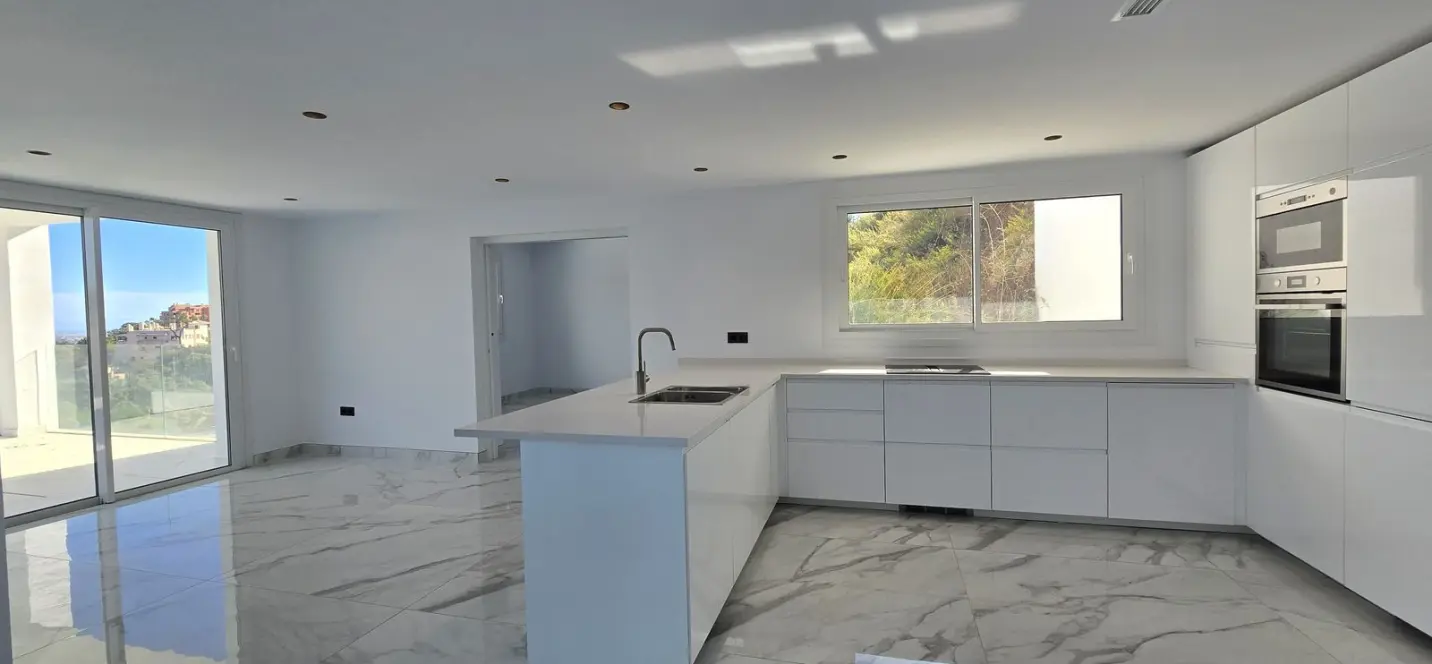 Sale of detached villa in La Mairena 3