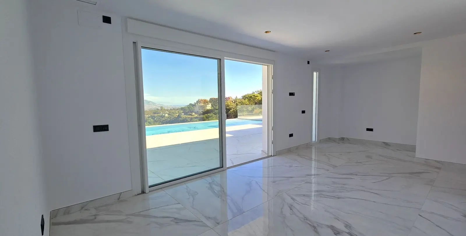 Sale of detached villa in La Mairena 9