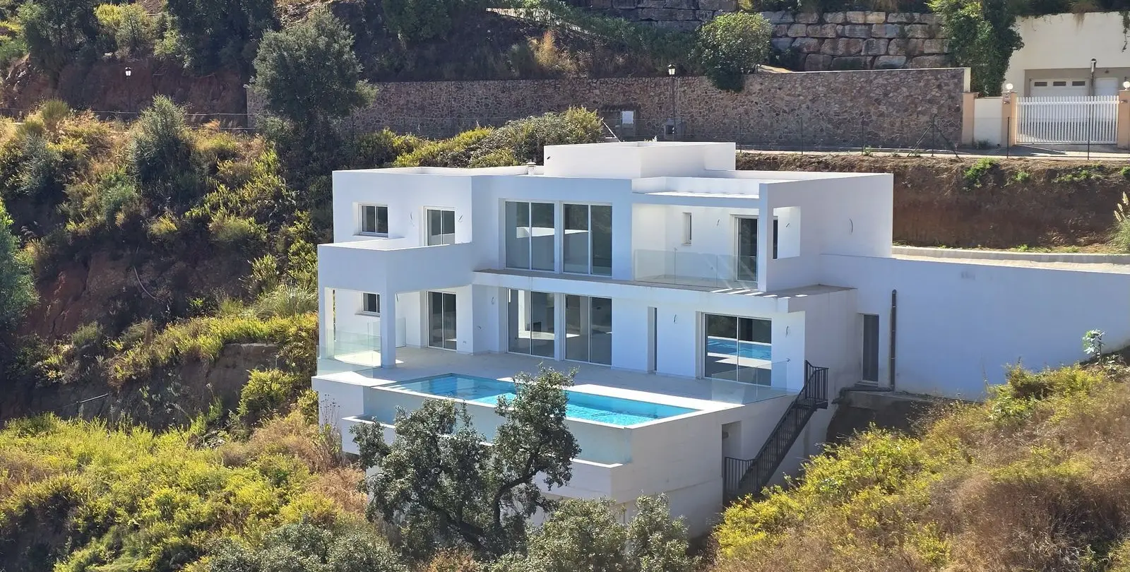 Sale of detached villa in La Mairena 12