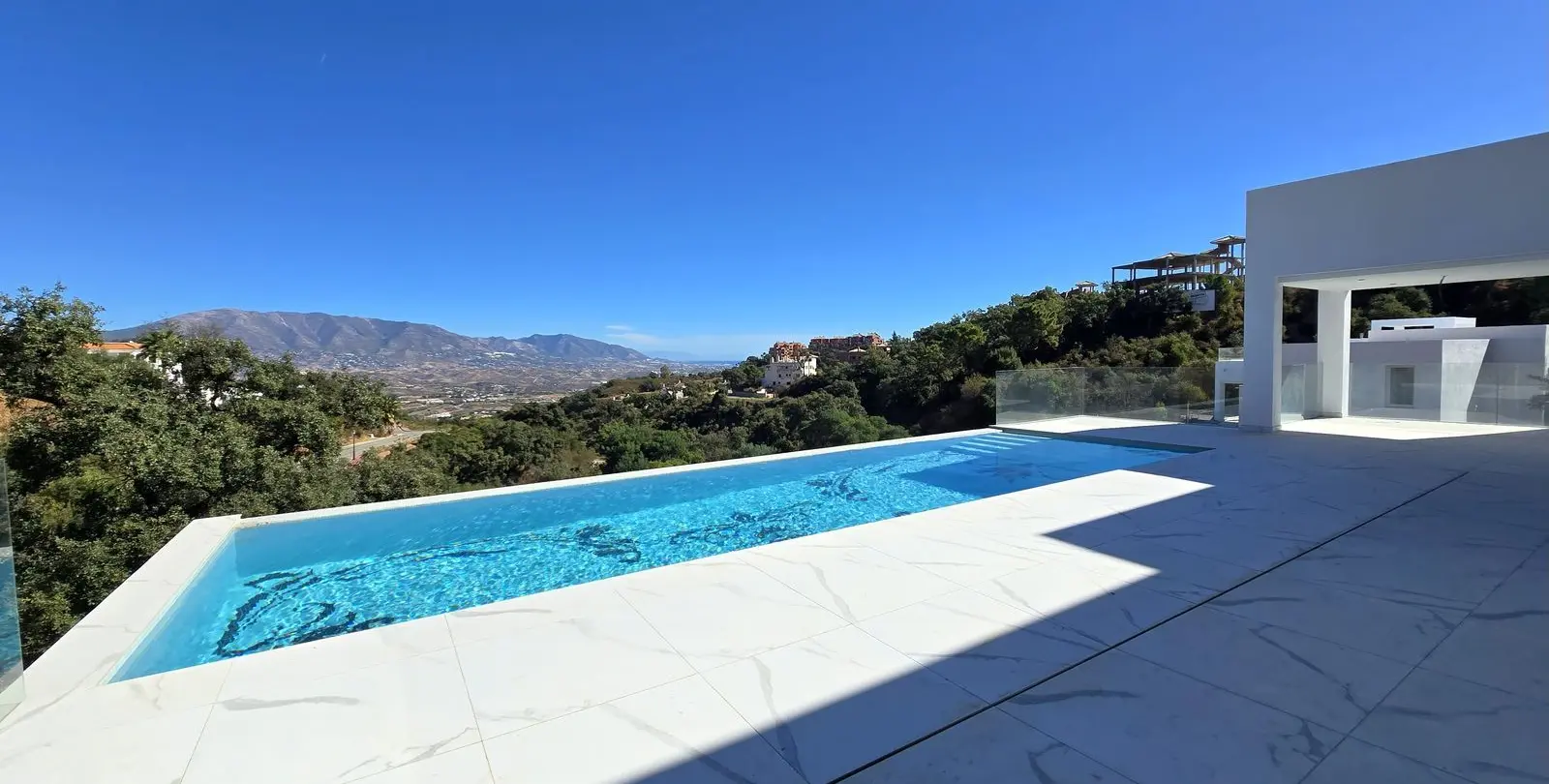 Sale of detached villa in La Mairena 17