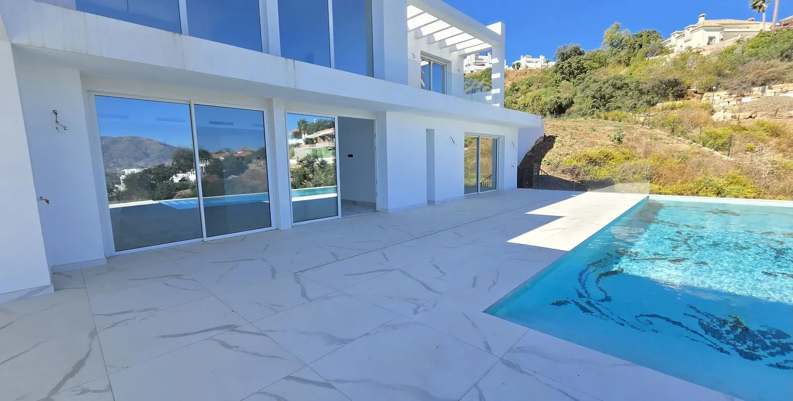 Sale of detached villa in La Mairena 27
