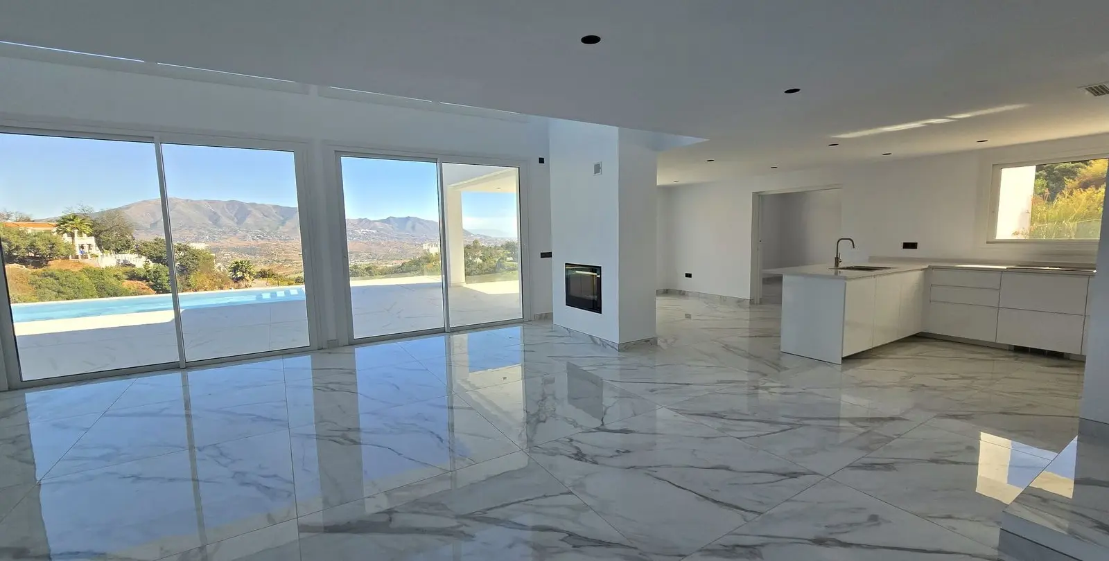 Sale of detached villa in La Mairena 34