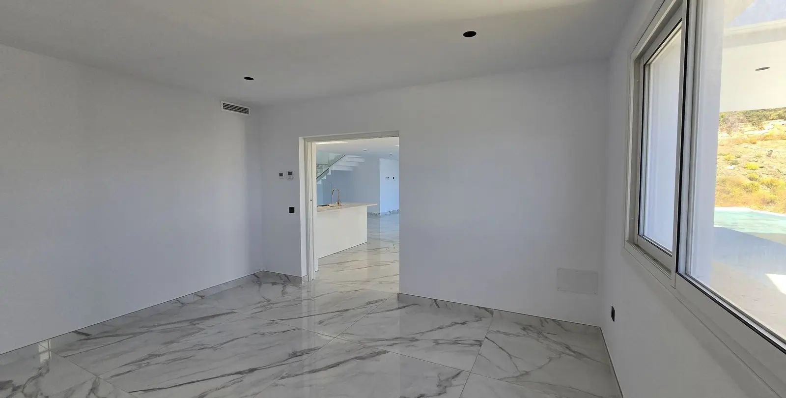 Sale of detached villa in La Mairena 35