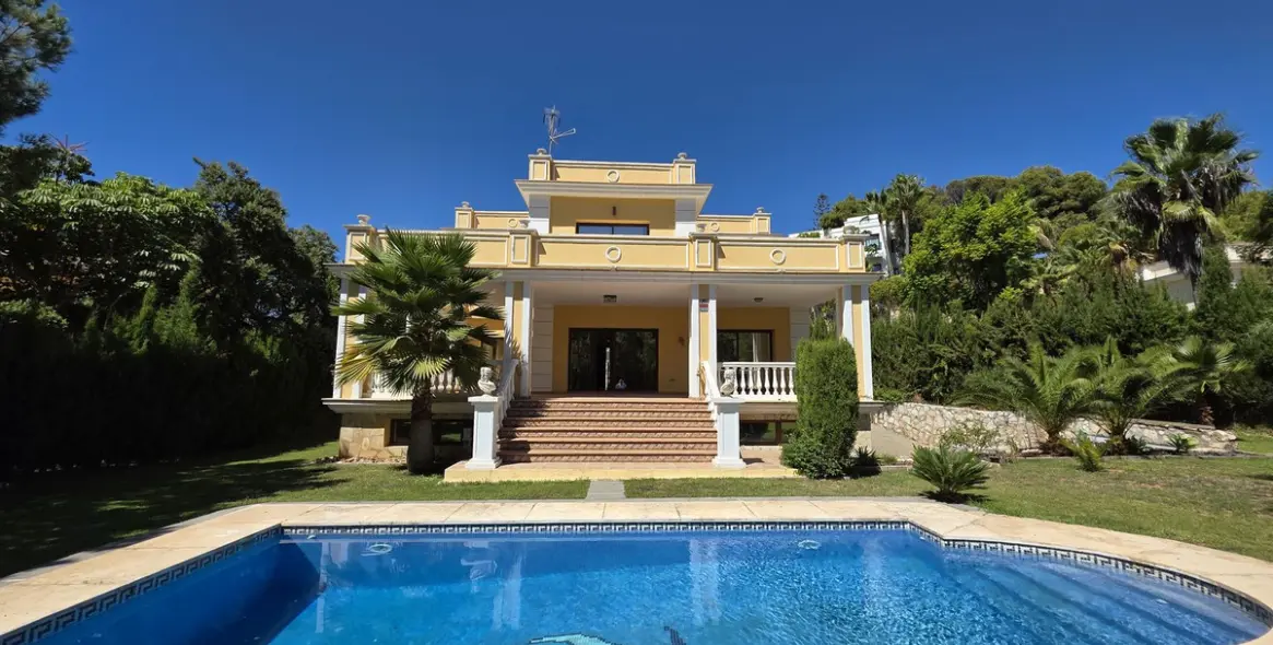 Продажа  отдельно стоящей виллы в Marbella East (район Hacienda Las Chapas) 1