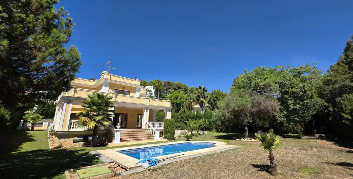 Продажа  отдельно стоящей виллы в Marbella East (район Hacienda Las Chapas) 2