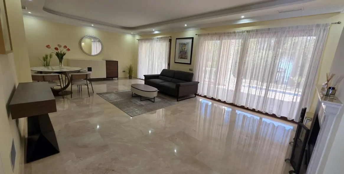 Продажа  отдельно стоящей виллы в Marbella East (район Hacienda Las Chapas) 4