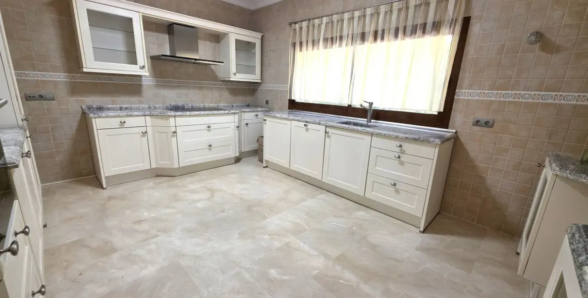 Продажа  отдельно стоящей виллы в Marbella East (район Hacienda Las Chapas) 5