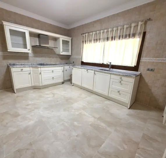 Oтдельно стоящая вилла R4765366