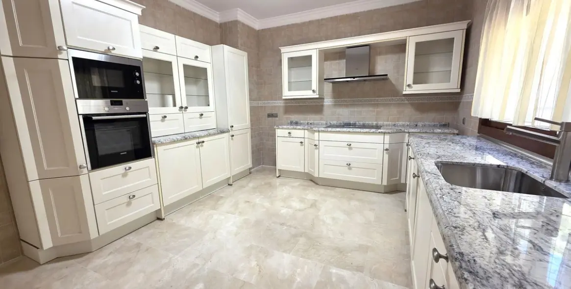 Продажа  отдельно стоящей виллы в Marbella East (район Hacienda Las Chapas) 6