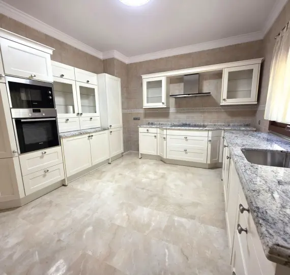 Oтдельно стоящая вилла R4765366