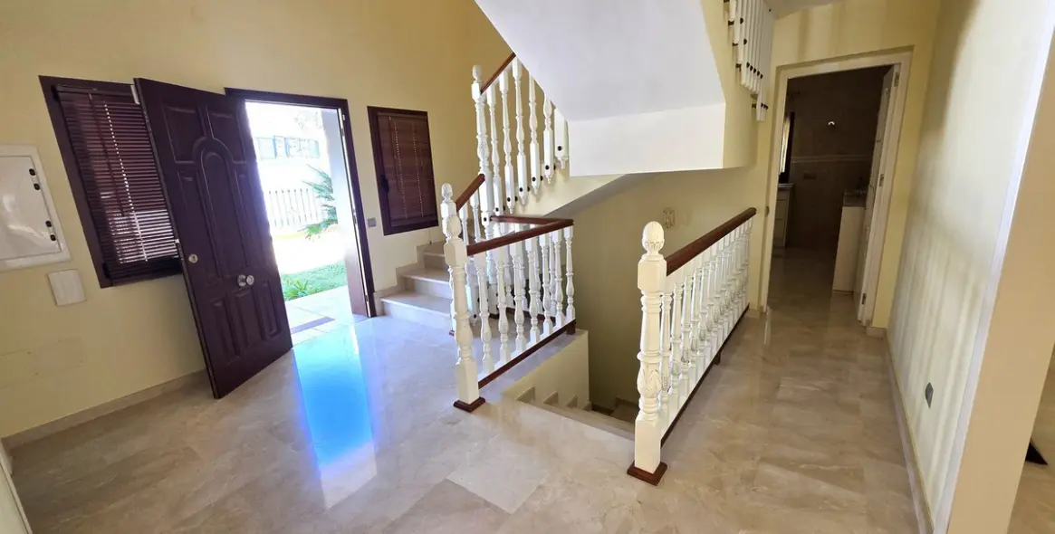 Продажа  отдельно стоящей виллы в Marbella East (район Hacienda Las Chapas) 10