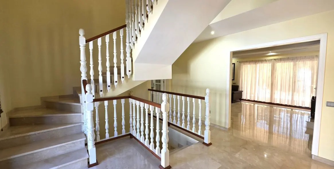 Продажа  отдельно стоящей виллы в Hacienda Las Chapas 13