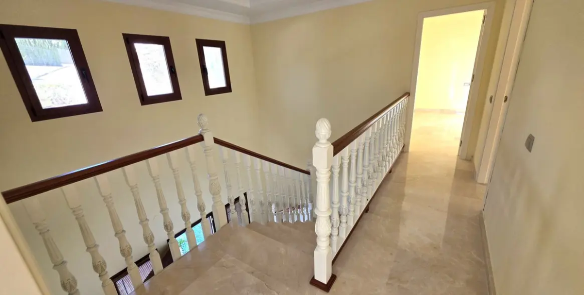 Продажа  отдельно стоящей виллы в Hacienda Las Chapas 18