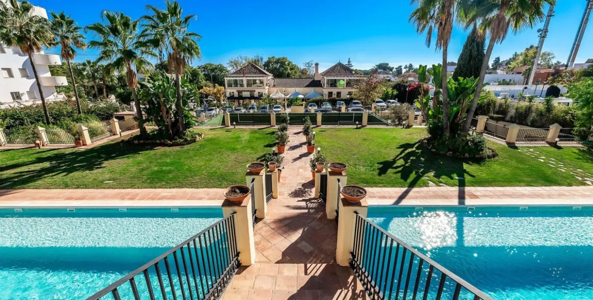 Sale of semi-detached house in Marbella (district The Golden Mile) 1