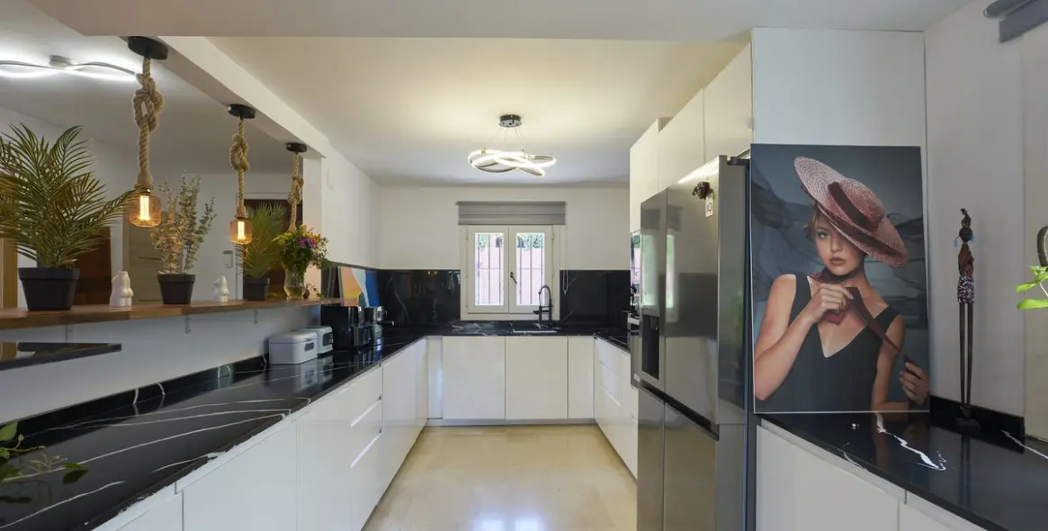 Продажа дома на две семьи в The Golden Mile 11