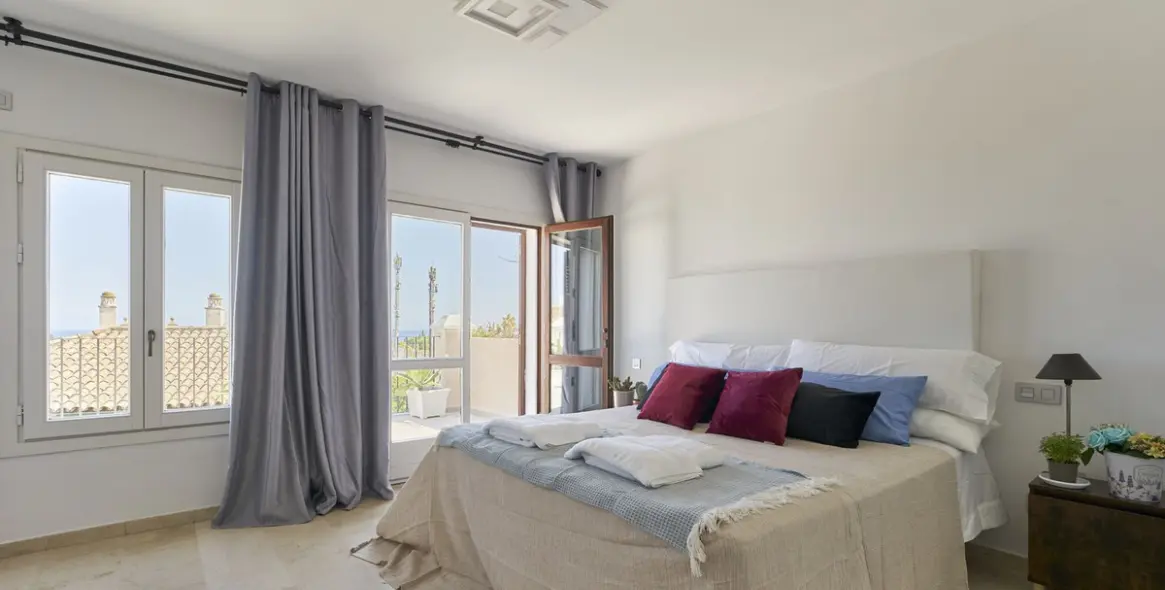 Продажа дома на две семьи в The Golden Mile 13