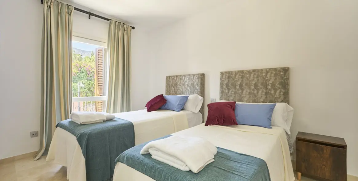 Продажа дома на две семьи в The Golden Mile 16