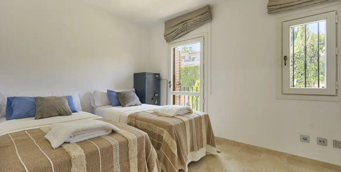 Продажа дома на две семьи в The Golden Mile 17