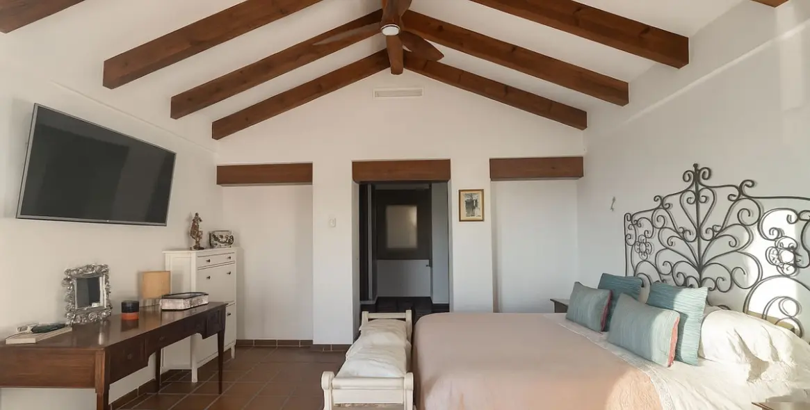 Sale of detached villa in Istán 17
