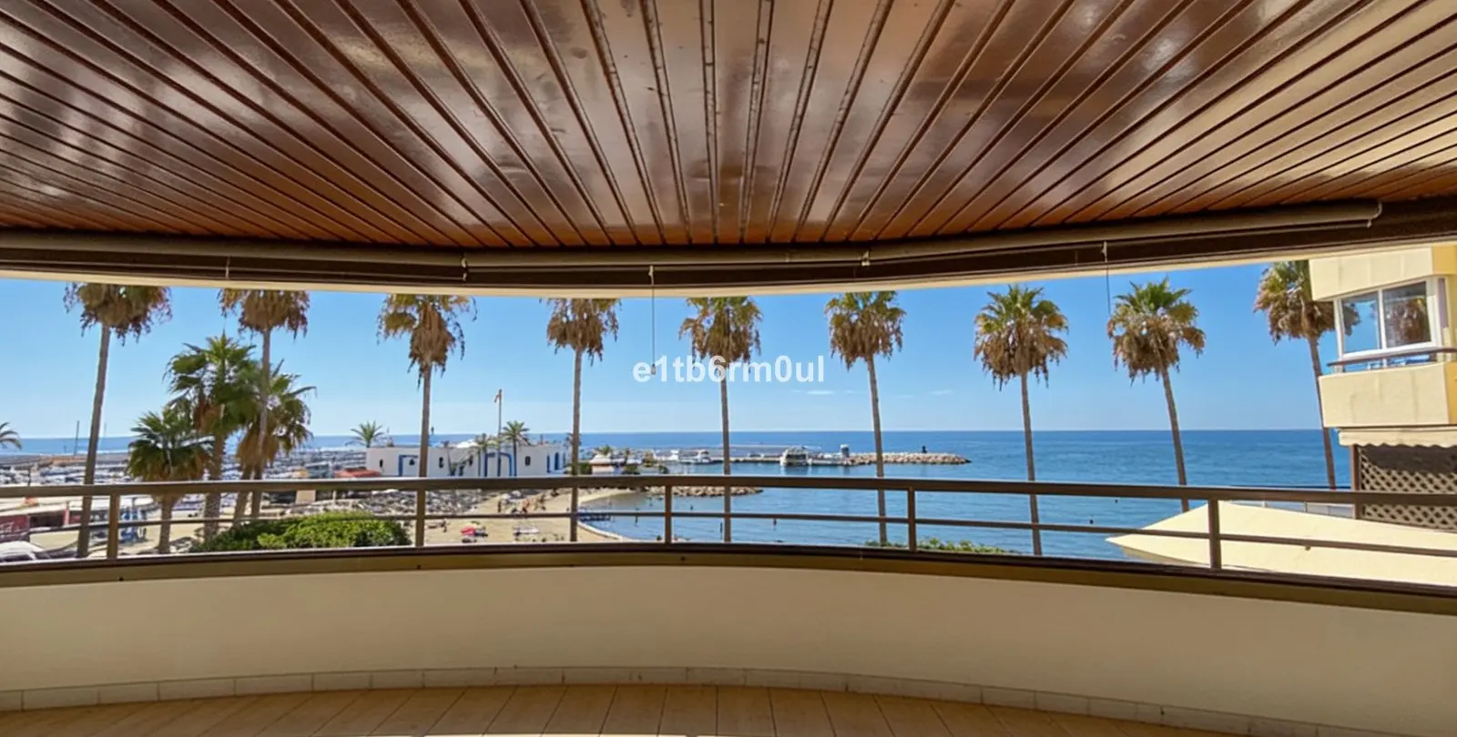 Venta de apartamento en planta media en Marbella 1