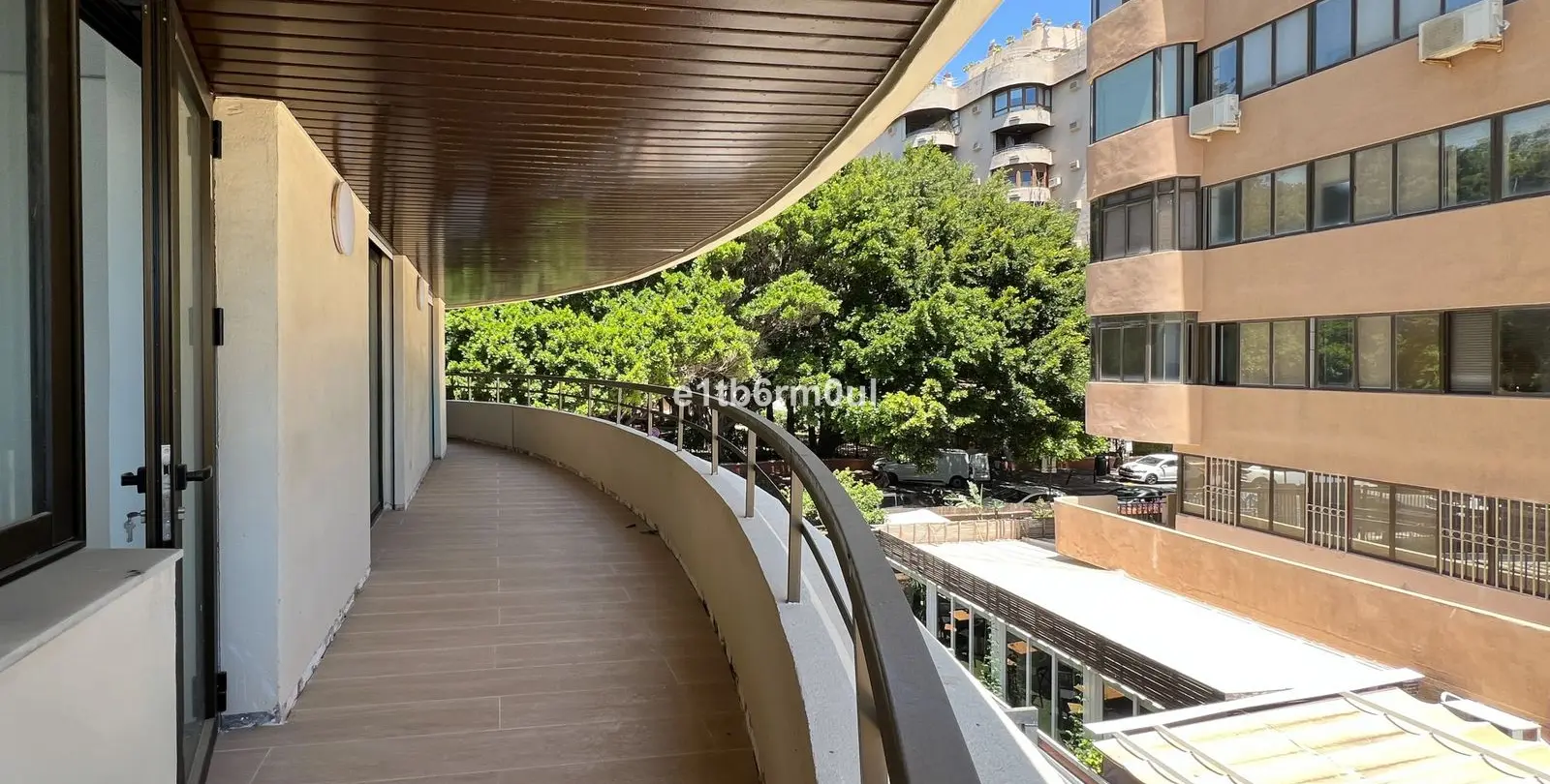 Venta de apartamento en planta media en Marbella 17