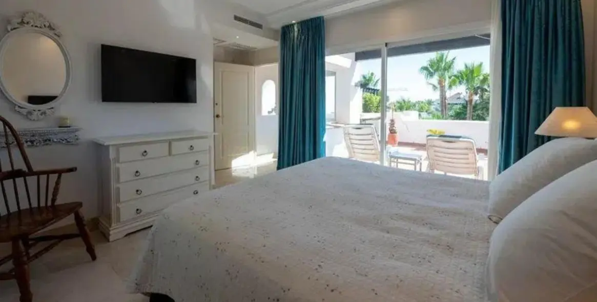 Sale of penthouse duplex in Puerto Banús 10