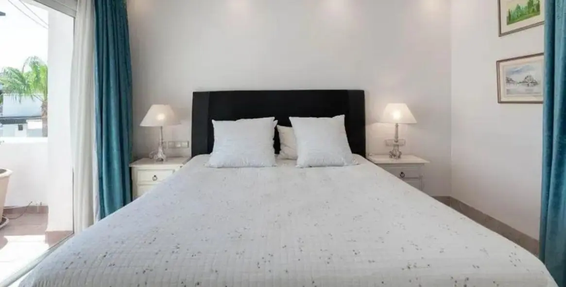 Sale of penthouse duplex in Puerto Banús 11