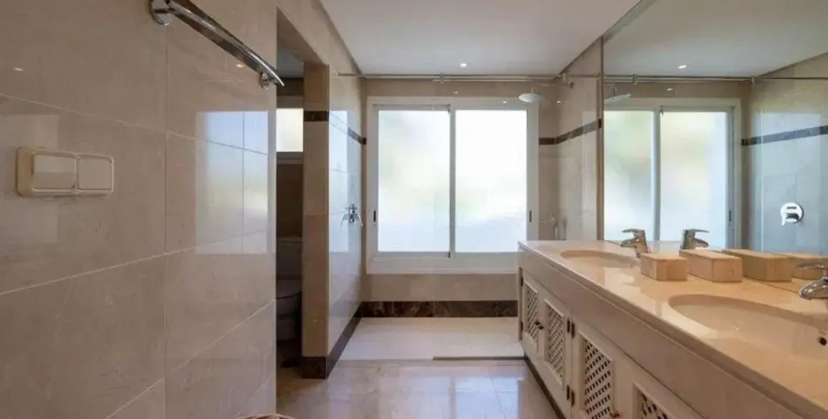 Sale of penthouse duplex in Puerto Banús 16