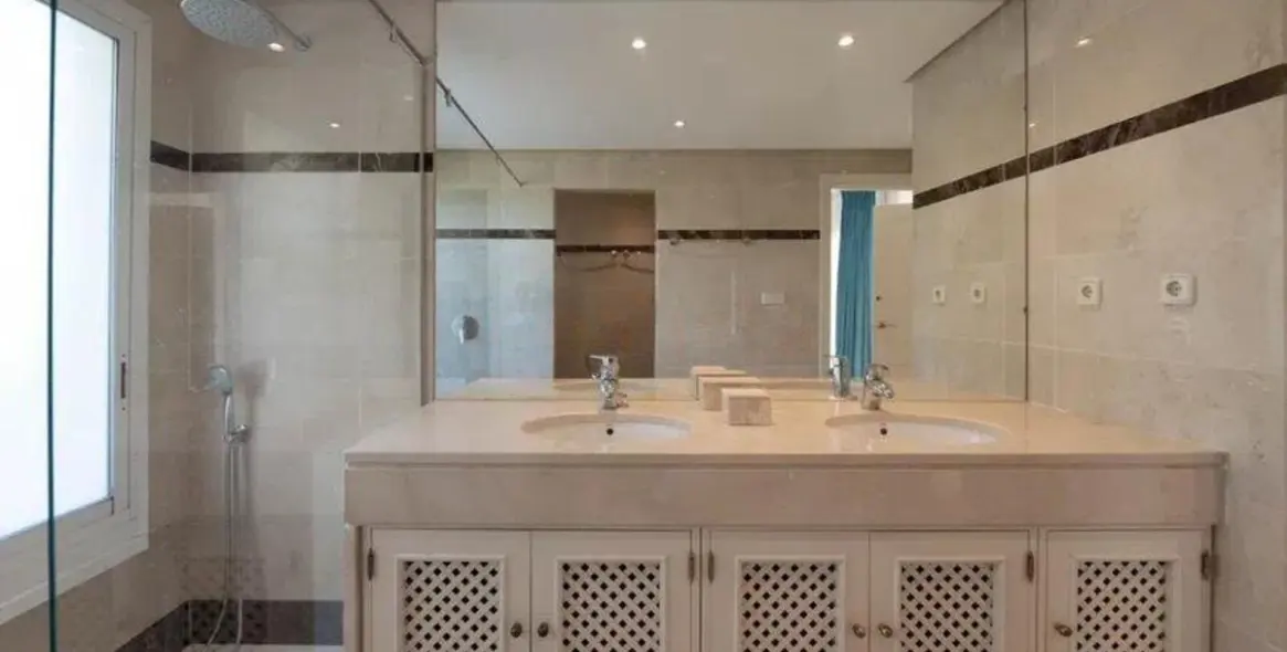 Sale of penthouse duplex in Puerto Banús 17