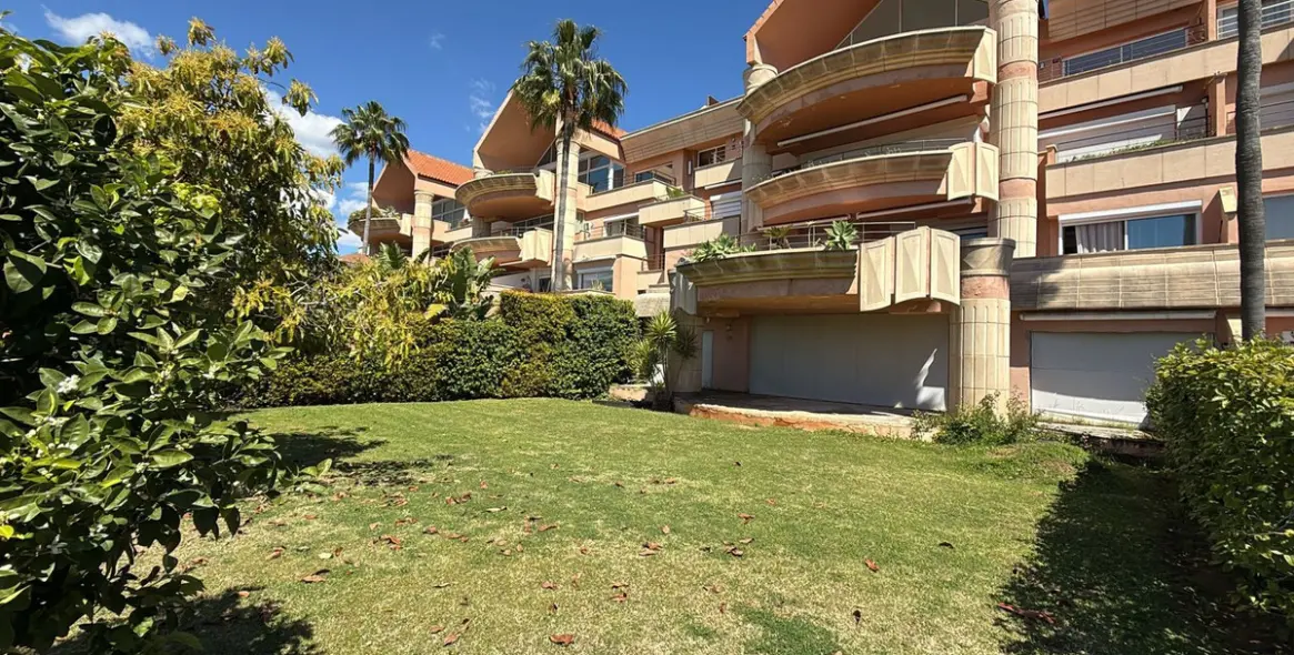 Продажа апартаментов на первом этаже в Nueva Andalucía (район Nueva Andalucía) 1