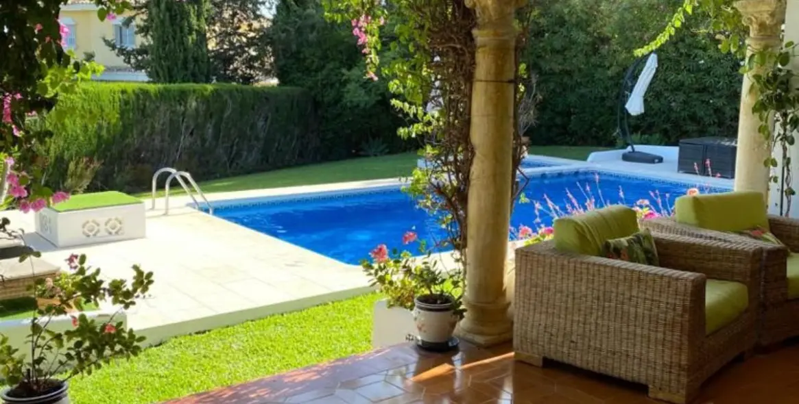 Продажа  отдельно стоящей виллы в Estepona (район El Paraiso) 19