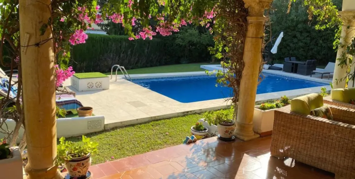 Venta de villa independiente en El Paraiso 18