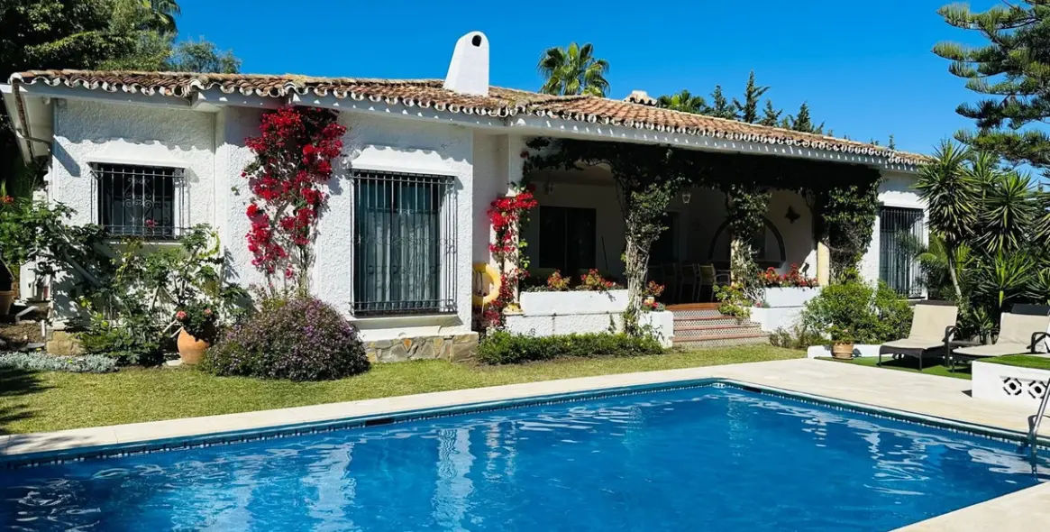 Sale of detached villa in El Paraiso 2