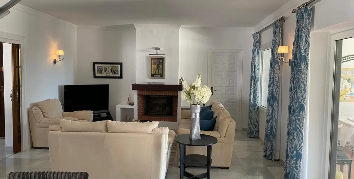 Sale of detached villa in El Paraiso 4