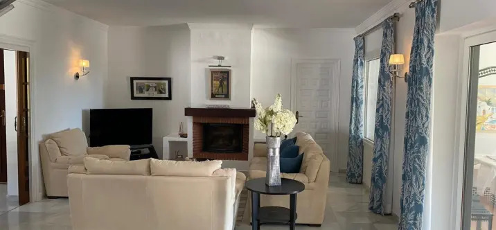 Sale of detached villa in El Paraiso 3