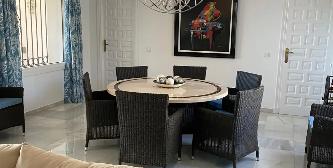 Sale of detached villa in El Paraiso 5