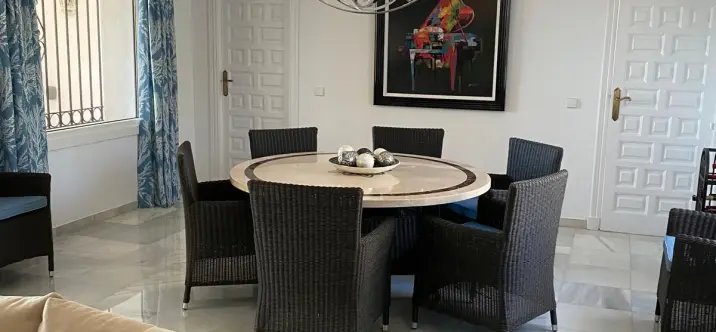 Sale of detached villa in El Paraiso 4