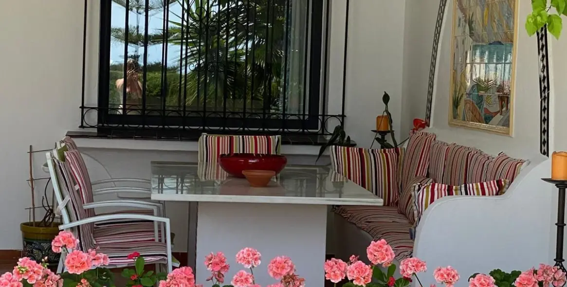 Sale of detached villa in El Paraiso 8