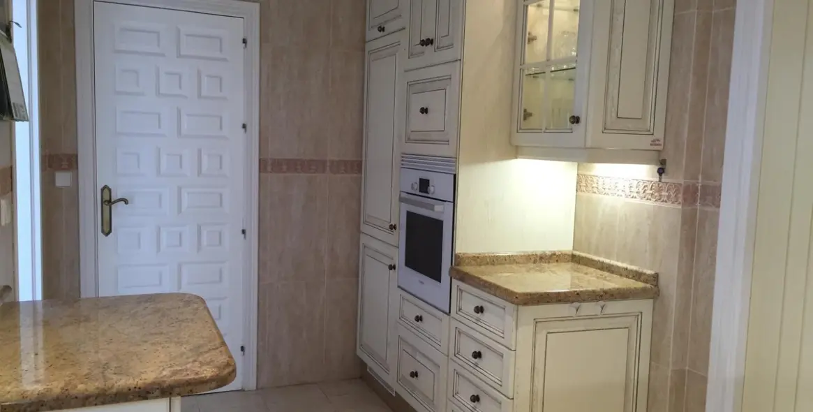 Sale of detached villa in El Paraiso 10