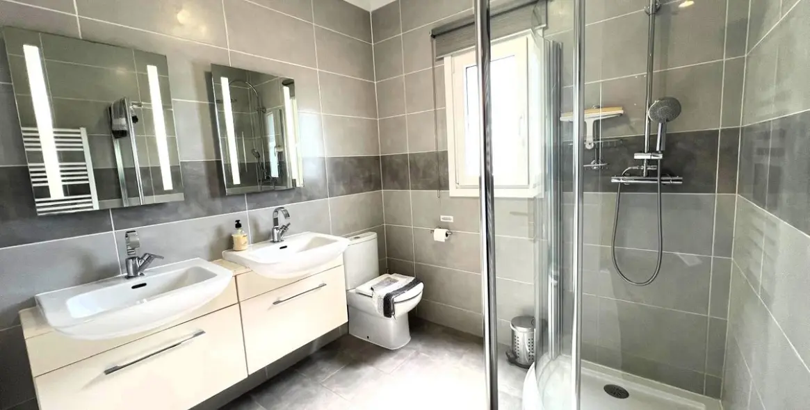 Sale of detached villa in El Paraiso 12