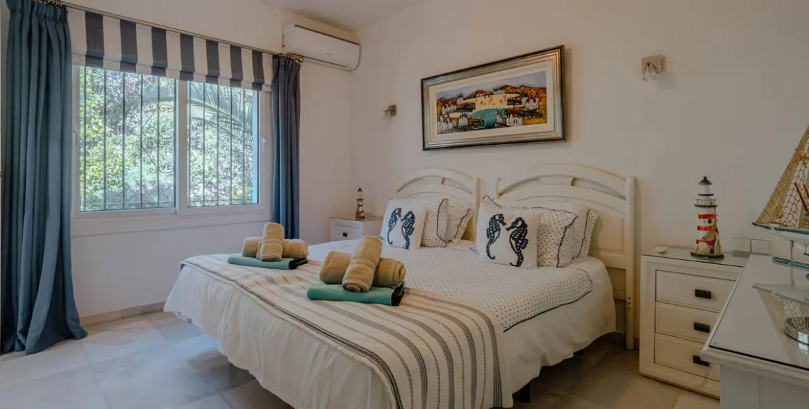 Sale of detached villa in El Paraiso 21