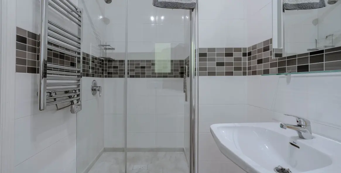 Sale of detached villa in El Paraiso 22