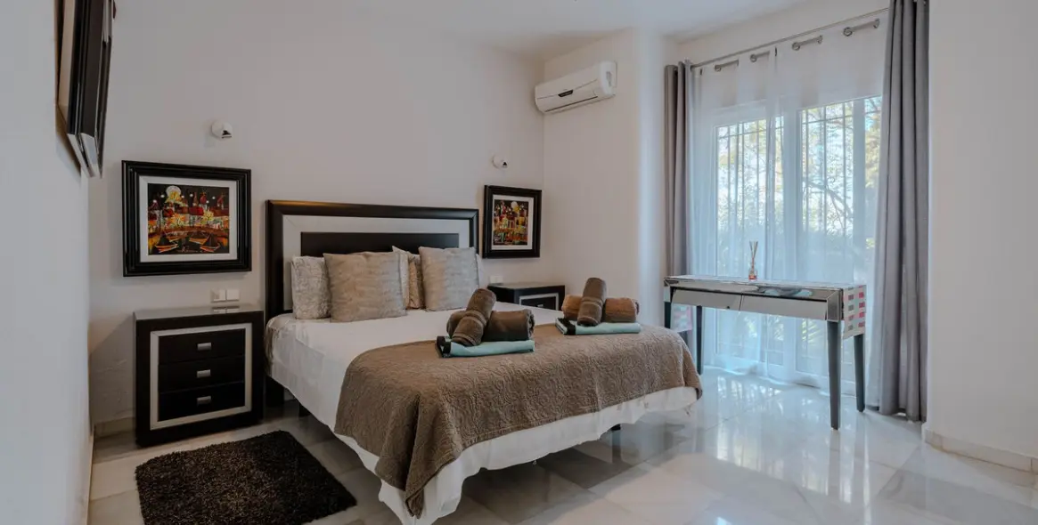 Sale of detached villa in El Paraiso 24